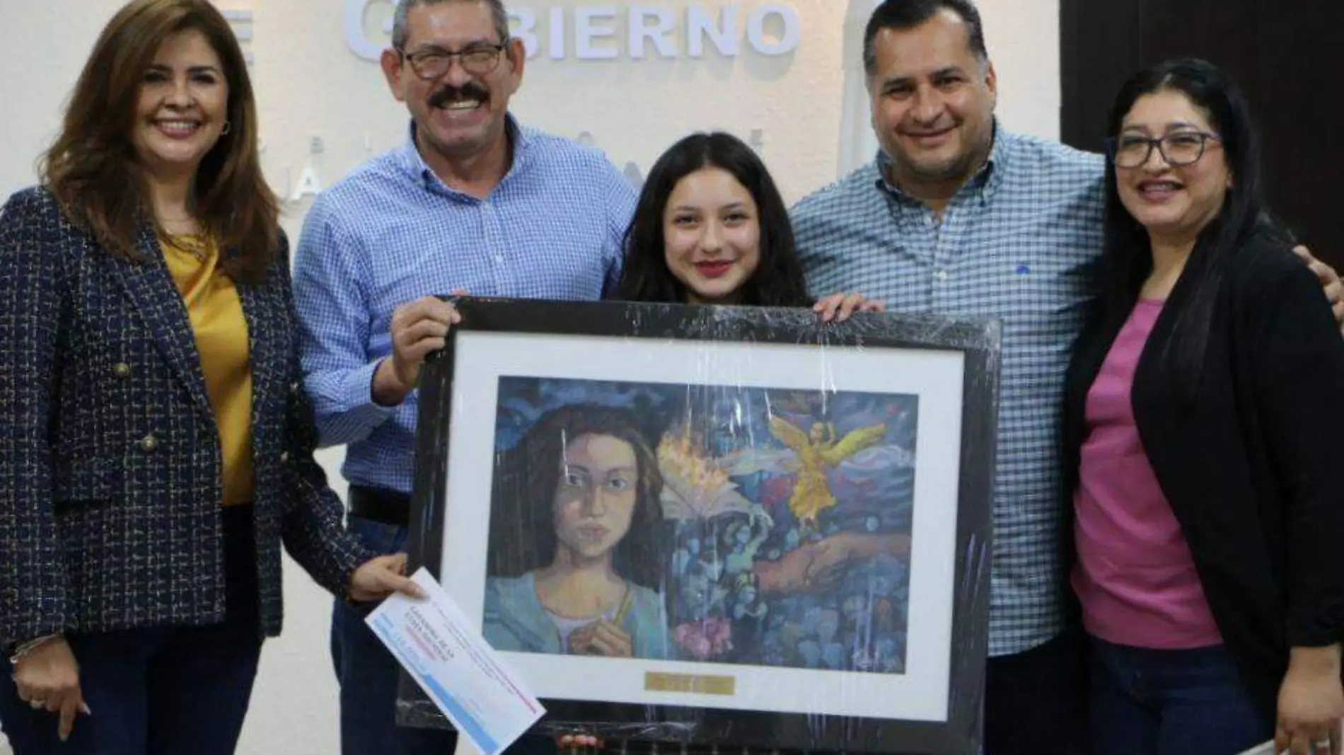 Joven gana premio 